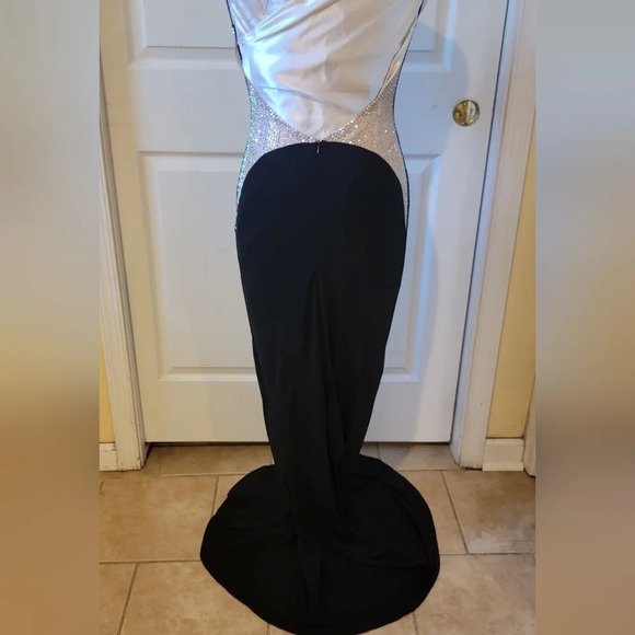 FERNANDO WONG BLACK FORMAL GOWN  (sz med) - Picture 4 of 8